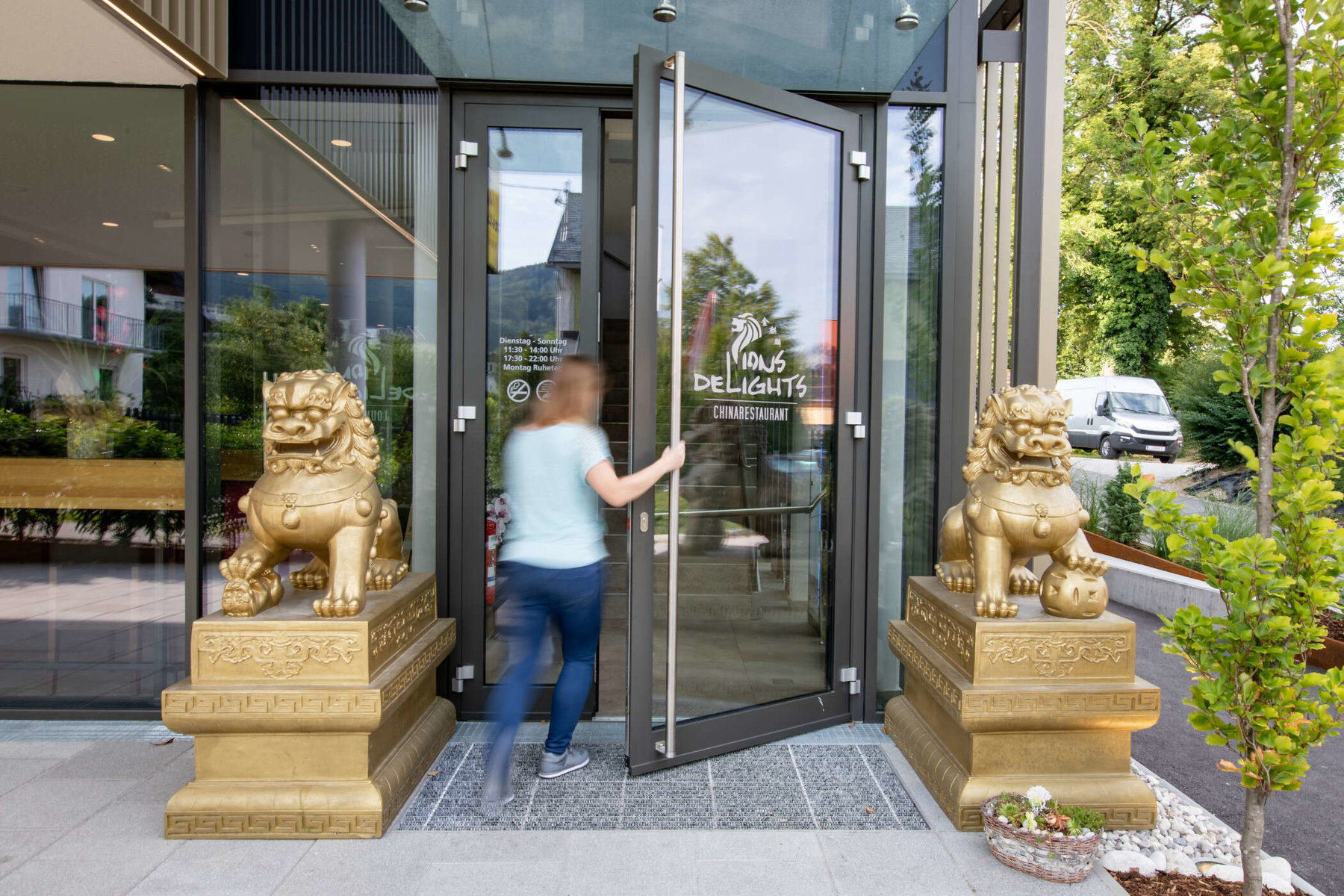 Kundin betritt das China Restaurant Lions Delights
